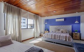 Amplia habitación con vista al mar y baño privado